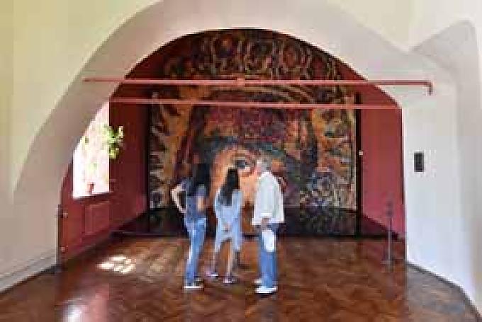 Besucher betrachten das Mosaik.