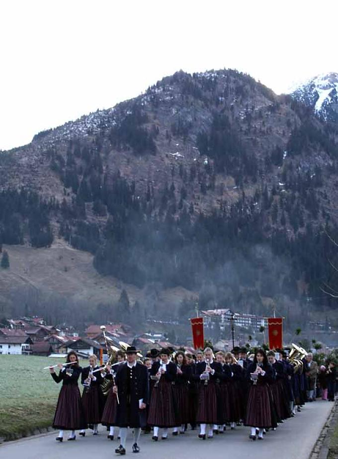 Prozession wird angeführt durch die Musikkapelle von Bad Oberdorf
