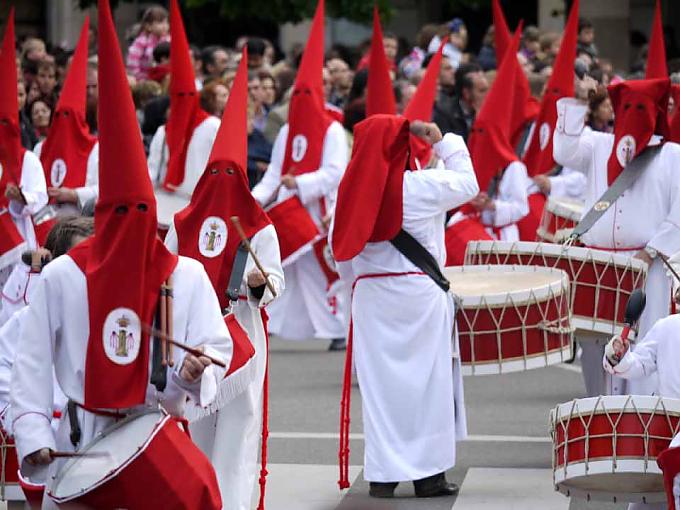 Rote Trommler in Zaragoza Trommler in Calanda