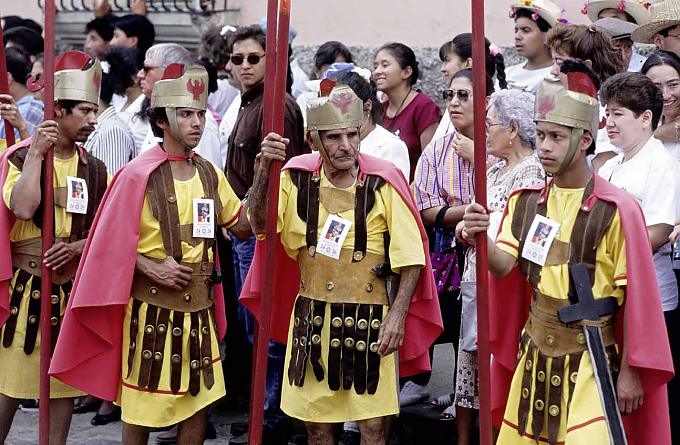 Als römische Legionäre verkleidete Teilnehmer einer Karfreitagsprozession in Antigua Als römische Legionäre verkleidete Teilnehmer einer Karfreitagsprozession in Antigua