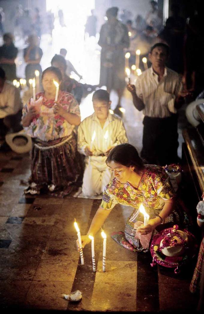 Pilger entzünden Kerzen am Karfreitag in der Wallfahrtskirche von Escipulas Pilger entzünden Kerzen am Karfreitag in der Wallfahrtskirche von Escipulas