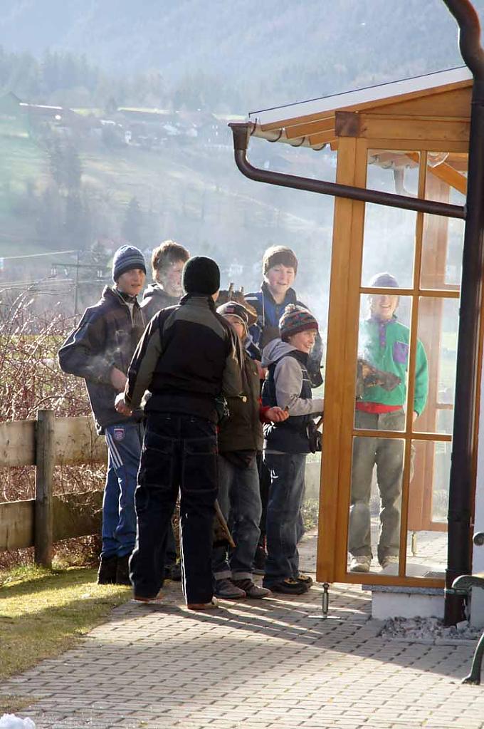 Die Buben schreien "Braucht ihr Feuer"? Ausschwärmen der Buben mit ihren glimmenden Stecken