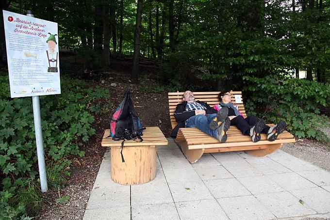 Relaxen auf dem Entschleunigungsweg Wanderer auf dem Entschleunigungsweg