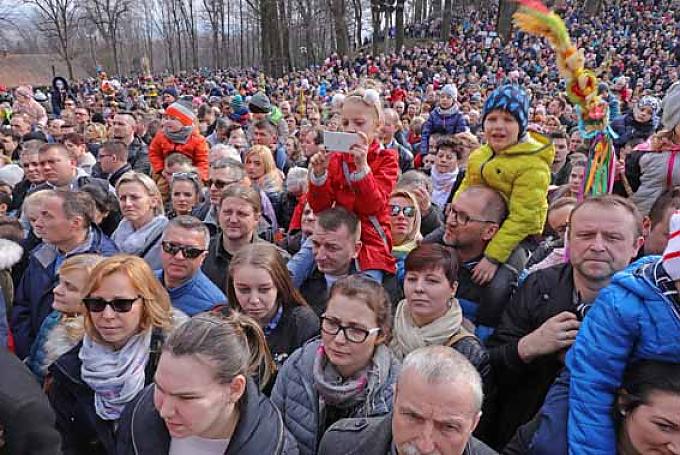 Allein in der Karwoche kamen 170.000 Besucher nach Kalwiaria Zebrzydowska. Allein in der Karwoche kamen 170.000 Besucher nach Kalwiaria Zebrzydowska.
