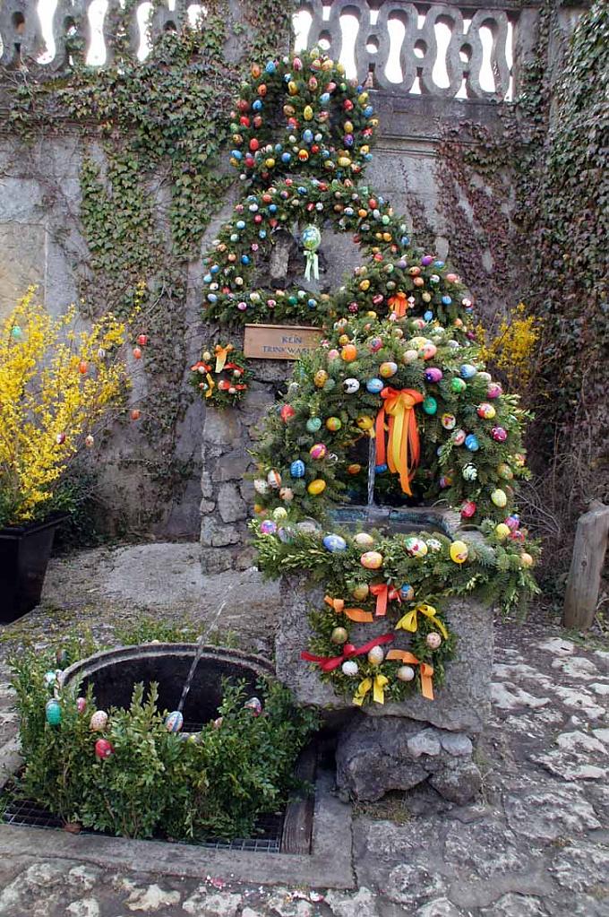 Osterbrunnen an der Basilika zur Heiligsten Dreifaltigkeit in Gößweinstein Osterbrunnen an der Basilika zur Heiligsten Dreifaltigkeit in Gößweinstein