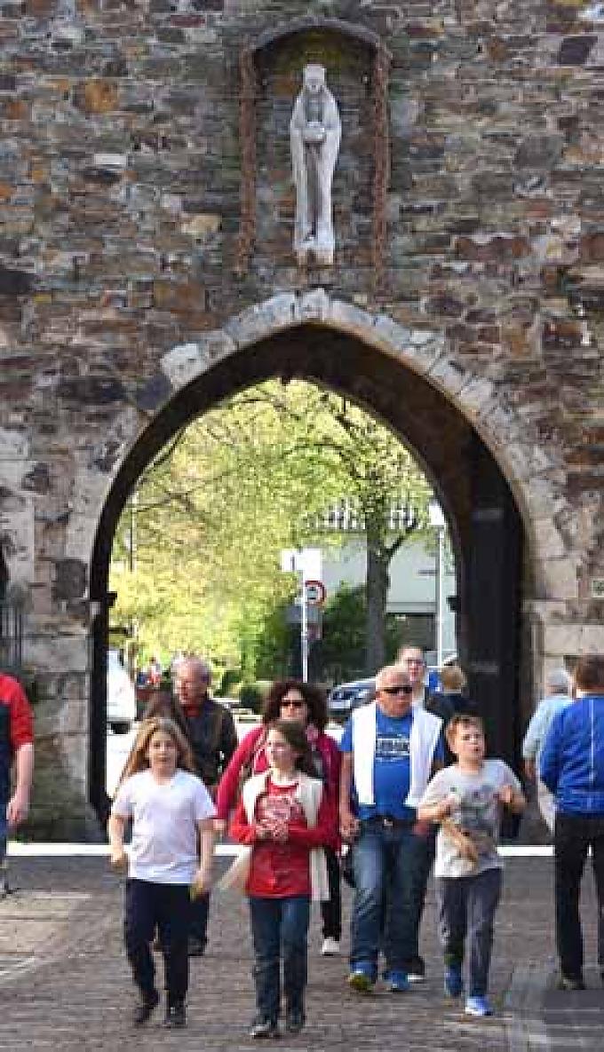 Der Kreuzweg hinauf zum Calvarienberg beginnt am Stadttor des Weindorfs Ahrweiler. Dieses mächtige Sandsteintor ziert eine grazile Madonnenfigur. Der Kreuzweg hinauf zum Calvarienberg beginnt am Stadttor des Weindorfs Ahrweiler. Dieses mächtige Sandsteintor ziert eine grazile Madonnenfigur.