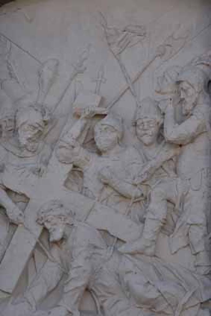 Christus fällt unter dem Kreuz. Der Kreuzweg hinauf zum Calvarienberg beginnt am Stadttor des Weindorfs Ahrweiler. Dieses mächtige Sandsteintor ziert eine grazile Madonnenfigur.