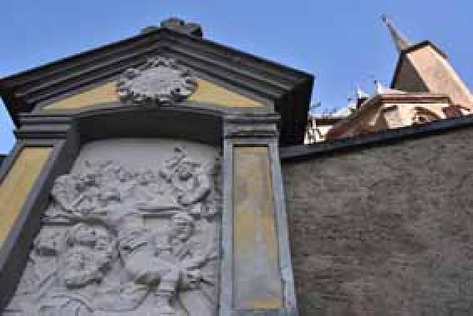 KReuzwegstation am Kloster: Christus wird an das Kreuz genagelt. KReuzwegstation am Kloster: Christus wird an das Kreuz genagelt.