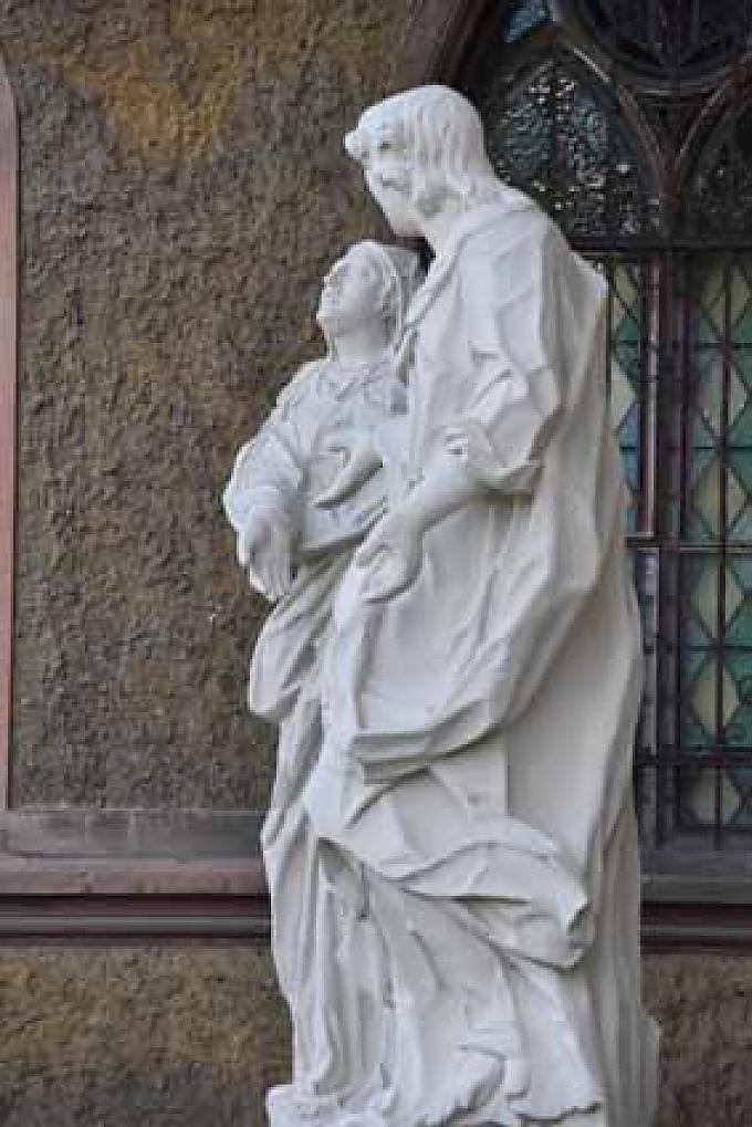 Maria und Johannes Der Kreuzweg hinauf zum Calvarienberg beginnt am Stadttor des Weindorfs Ahrweiler. Dieses mächtige Sandsteintor ziert eine grazile Madonnenfigur.