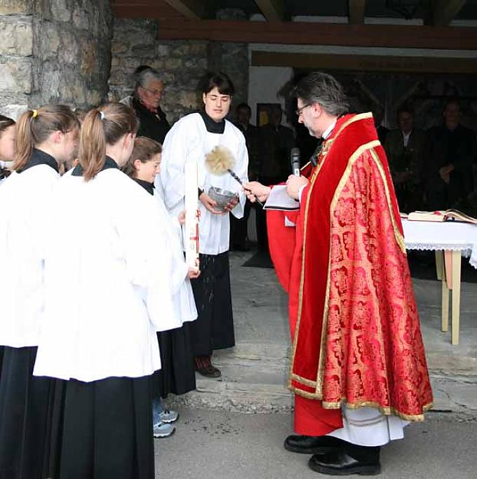 Weihe der Osterkerze vor der St. Jodokus Kirche in Bad Oberdorf Prozession wird angeführt durch die Musikkapelle von Bad Oberdorf