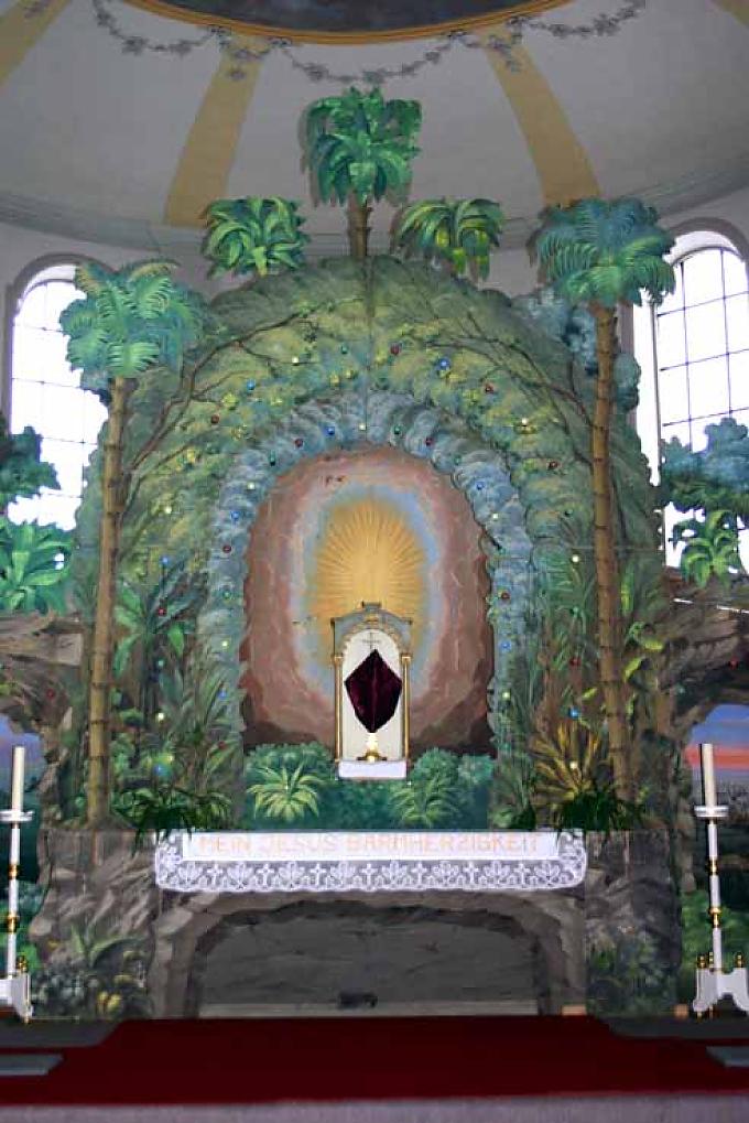 Zum Morgengottesdienst am Karfreitag wird der Altar mit der verdeckten Monstranz beleuchtet. Rechts der Blick auf Jerusalem mit dem Wächter - die Szene mit dem Wächter wird Karfreitag bunt beleuchtet.