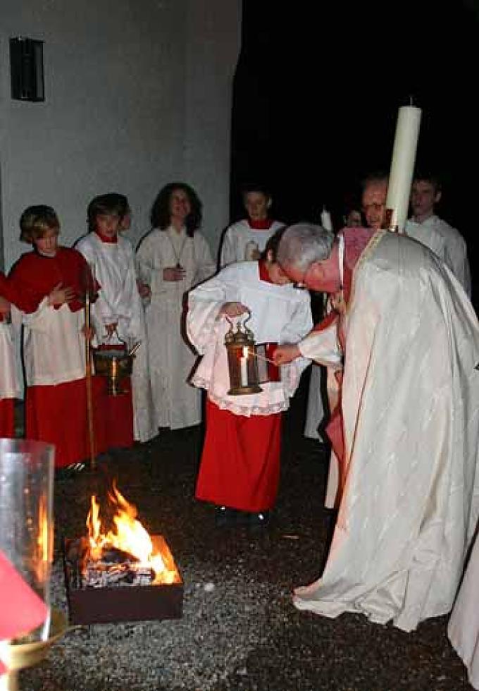 Entzünden der Osterkerze am Osterfeuer. Rechts der Blick auf Jerusalem mit dem Wächter - die Szene mit dem Wächter wird Karfreitag bunt beleuchtet.
