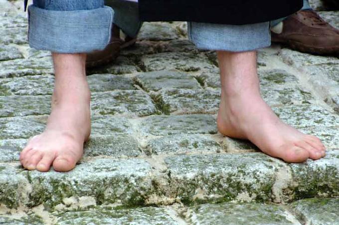 Barfuß gehender Prozessionsteilnehmer Prozession in Bonifacio am Karfreitag