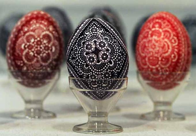 Mit Kratztechnik dekorierte Ostereier Mit Kratztechnik dekorierte Ostereier