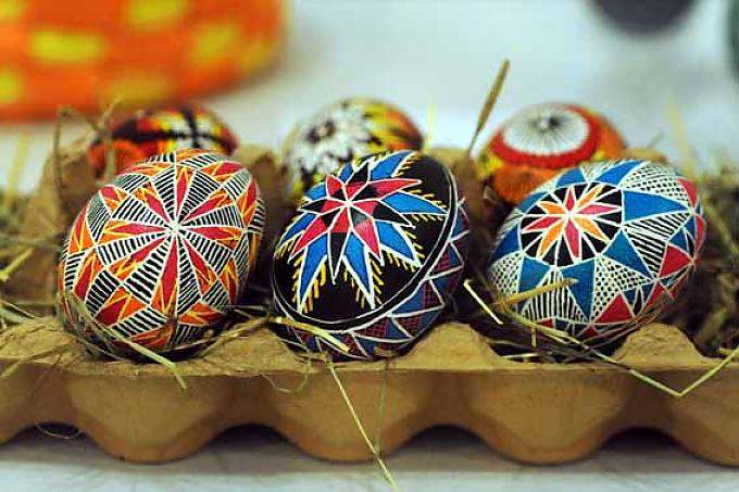 Mit Batiktechnik dekorierte Ostereier Bild: Detail des Mosaiks "Blick in die Ewigkeit"