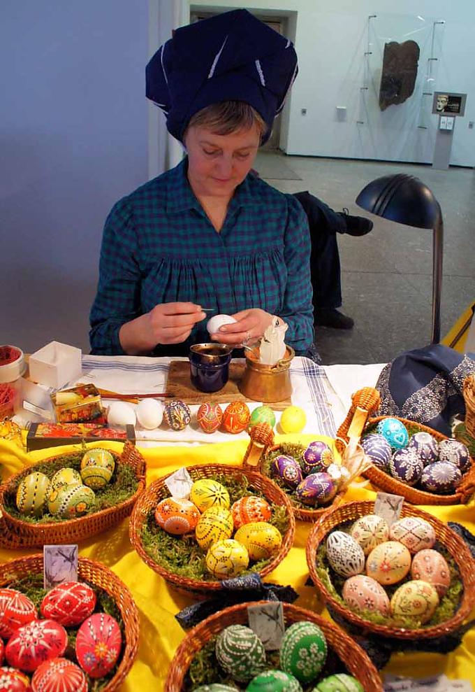 Kornelia Thor arbeitet in Wachsbatik Kornelia Thor arbeitet in Wachsbatik