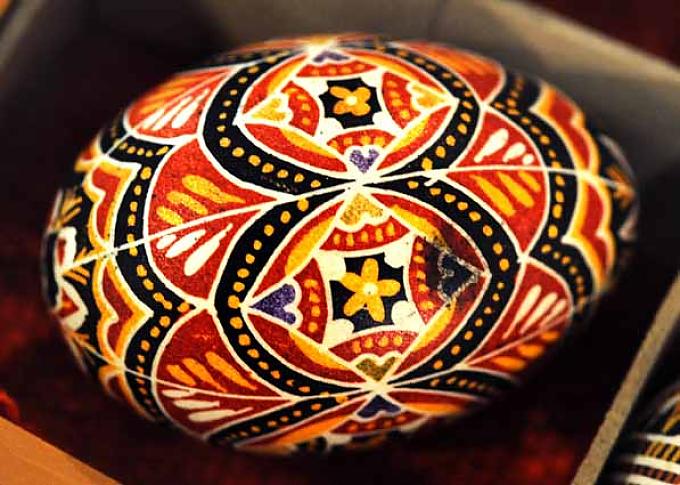 Mit Batiktechnik dekoriertes Osterei Mit Batiktechnik dekoriertes Osterei