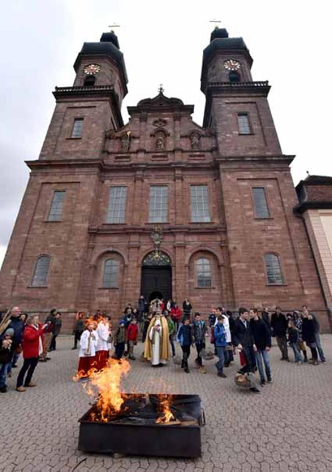 Osterfeuer auf dem Klosterhof Dichter Qualm wabert über den Klosterhof.