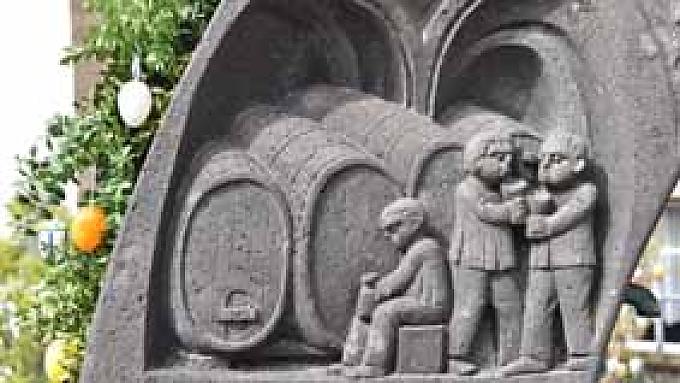 Auf Steinreliefs am Osterbunnen in Briedel wird die Geschichte des kleinen Moselortes festgehalten. Auf Steinreliefs am Osterbunnen in Briedel wird die Geschichte des kleinen Moselortes festgehalten.