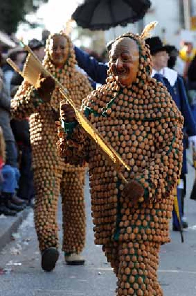 Zwei- bis dreitausend Walnuss-Schalen zieren das Narrenkleid des Nußschalenhansels in Wolfach. Federeschnabel heißt dieser bunte Geselle in der Fastnacht in Triberg.