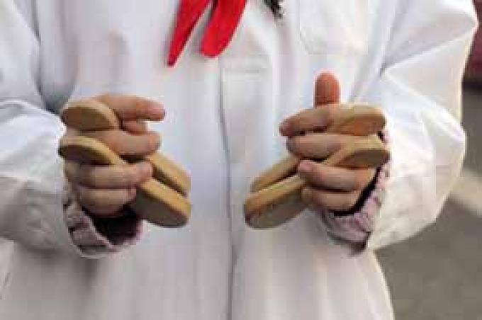 Die Klepperle aus dem Schwarzwald-Ort Haslach gehören zu den ältesten Fastnachtsinstrumenten. Die Klepperle aus dem Schwarzwald-Ort Haslach gehören zu den ältesten Fastnachtsinstrumenten.