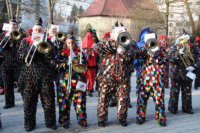 Narren in bunten, aus unzähligen Stoffresten zusammengesetzten Kostümen Narren in bunten, aus unzähligen Stoffresten zusammengesetzten Kostümen
