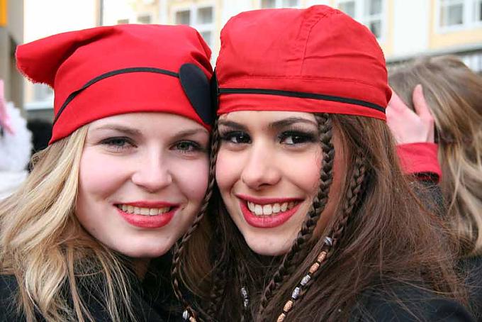 Närrinnen in der Innenstadt Narren in bunten, aus unzähligen Stoffresten zusammengesetzten Kostümen