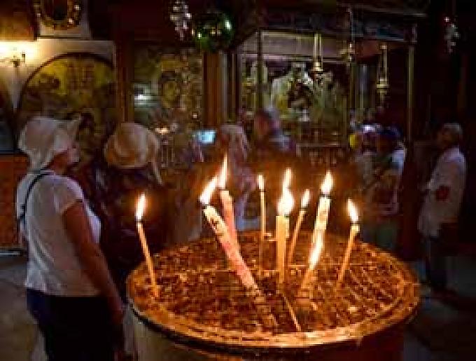 Pilger vor dem Altar der Beschneidung. Pilger vor dem Altar der Beschneidung.
