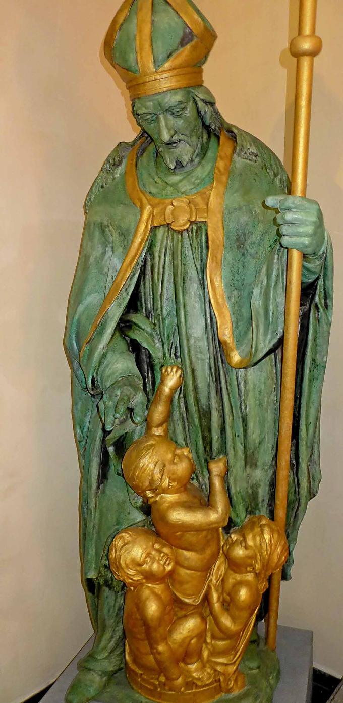Figur des Heiligen Nikolaus in der Nikolauskirche in Brüssel.