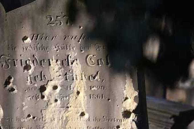 Einschusslöcher an Grabsteinen Gräberfeld auf dem jüdischen Friedhof in Breslau