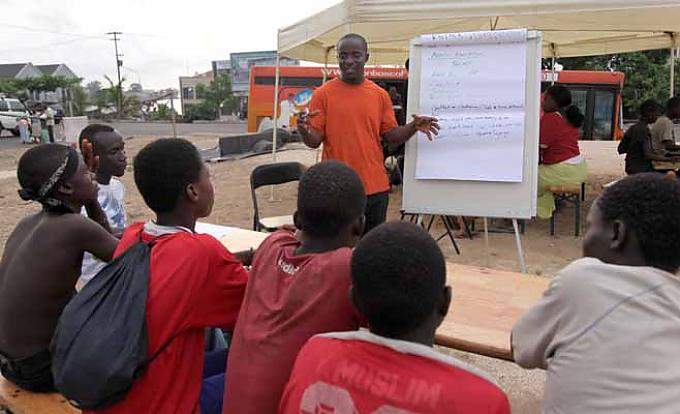 Teamleiter Francis Kamara macht Rollenspiele mit Straßenkindern.