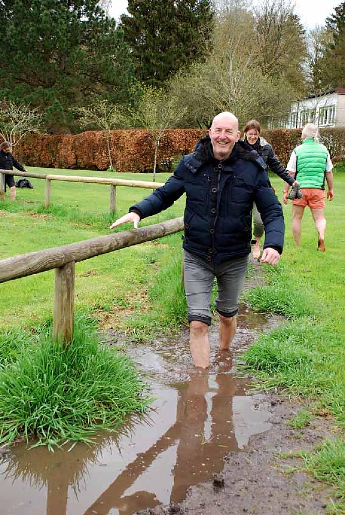 Barfußpfad in Wörrishofen. Denkmal mit dem jungen Sebastian Kneipp an einem Brunnen in Bad Grönenbach