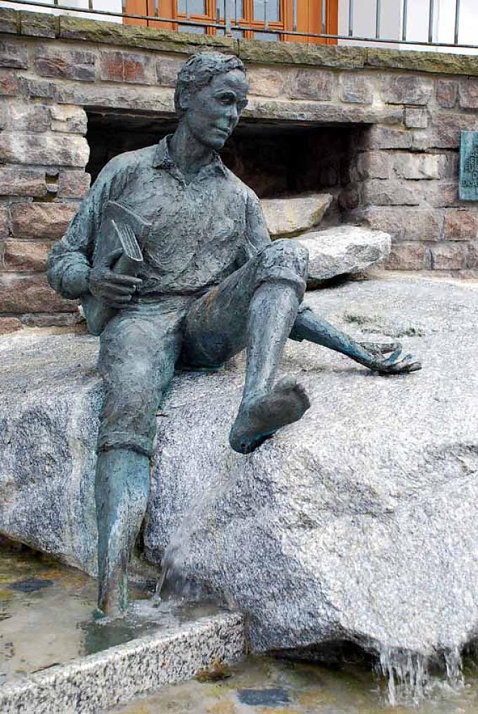 Denkmal mit dem jungen Sebastian Kneipp an einem Brunnen in Bad Grönenbach Denkmal mit dem jungen Sebastian Kneipp an einem Brunnen in Bad Grönenbach