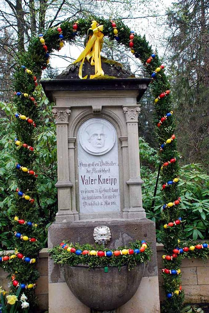 Kneippbrunnen im Kurpark in Wörrishofen. Denkmal mit dem jungen Sebastian Kneipp an einem Brunnen in Bad Grönenbach