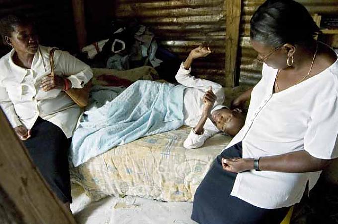 Mitarbeiterinnen des Projekts kümmern sich um eine aidskranke Frau