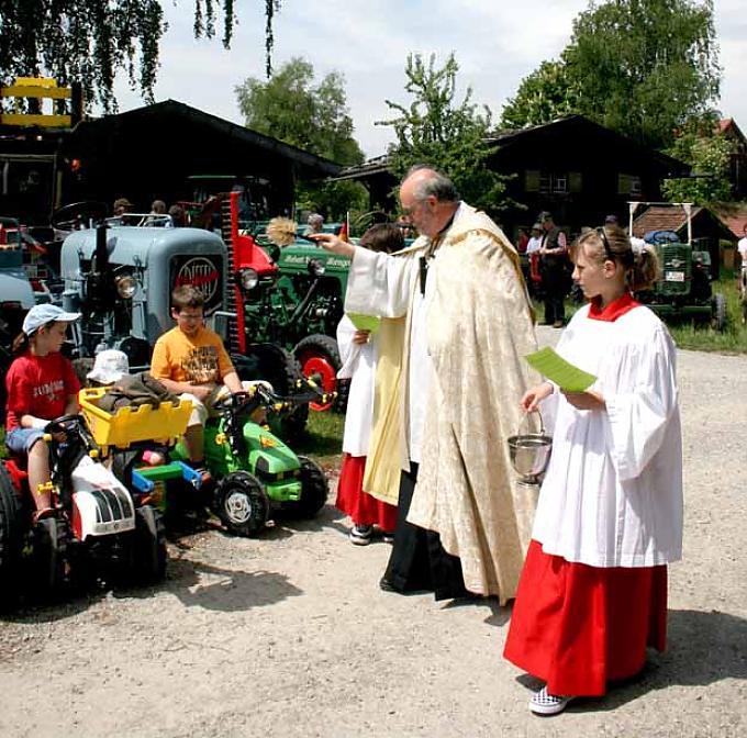 Der Segen wird durch Pfarrer Rollinger erteilt Der Segen wird durch Pfarrer Rollinger erteilt
