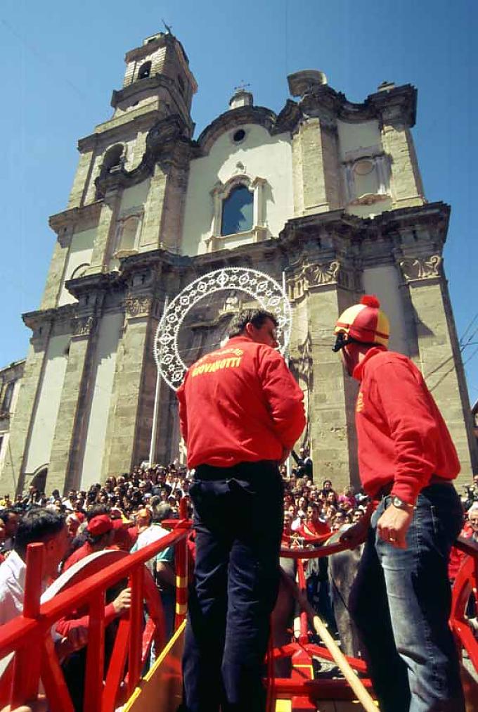 Sammeln der Roten vor der Pfarrkirche