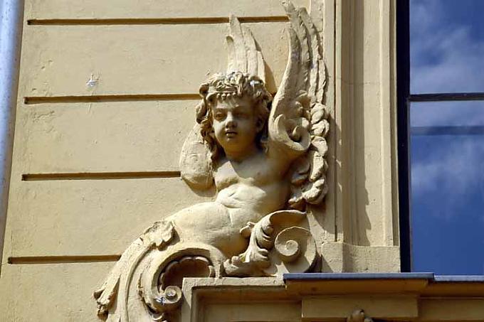Engel an einem Haus in der Auguststraße, Mitte