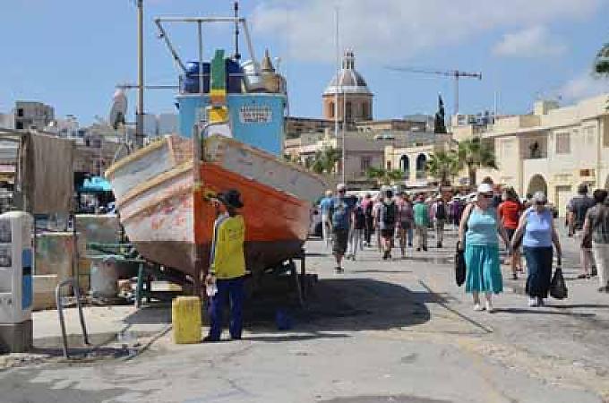 Marsaxlokk mit seinen bunten Booten ist ein Touristenmagnet.