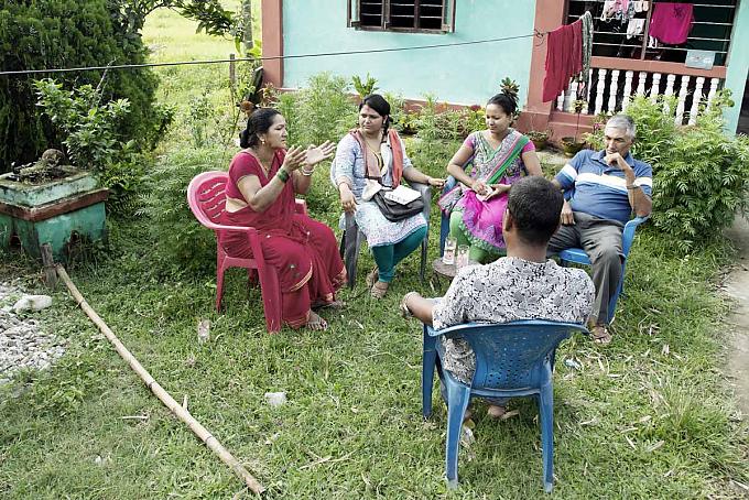 Bhawana Bhatta, YOAC Youth Action Nepal im Gespräch mit Sarasoti Rajbamsi und ihrer Familie