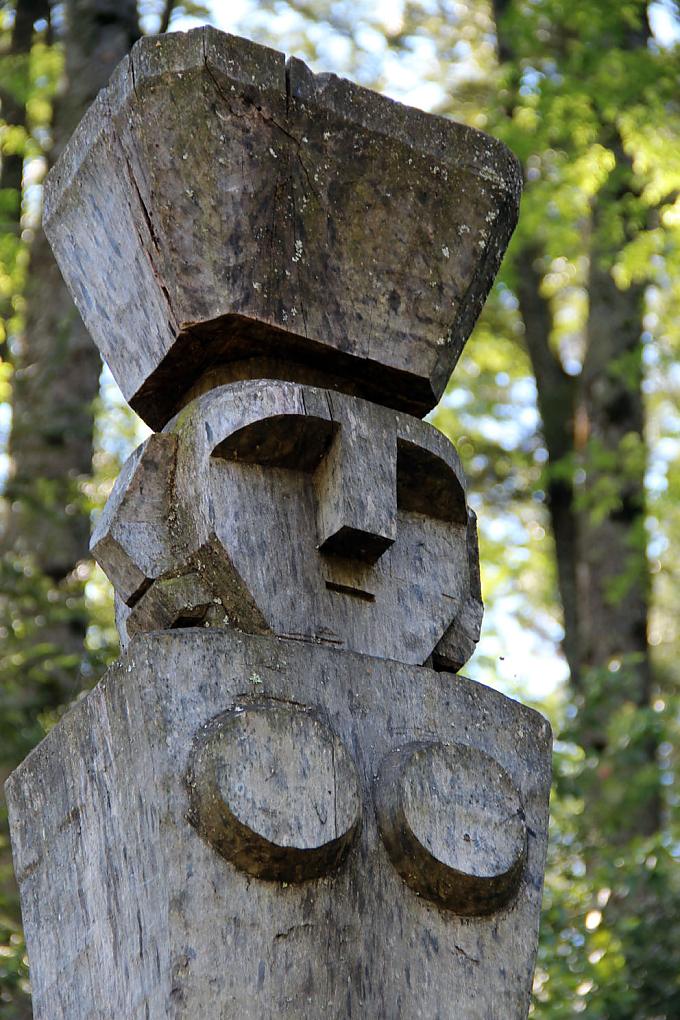 Schutz vor bösen Geistern: Traditionelle Holzfiguren vor dem Mapuche-Museum in Curarrehue