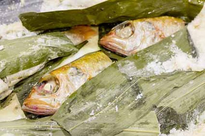 In Salzkruste und Bambusblaettern gebackener Nodoguru, Zackenbarsch Fähre nach Niigata