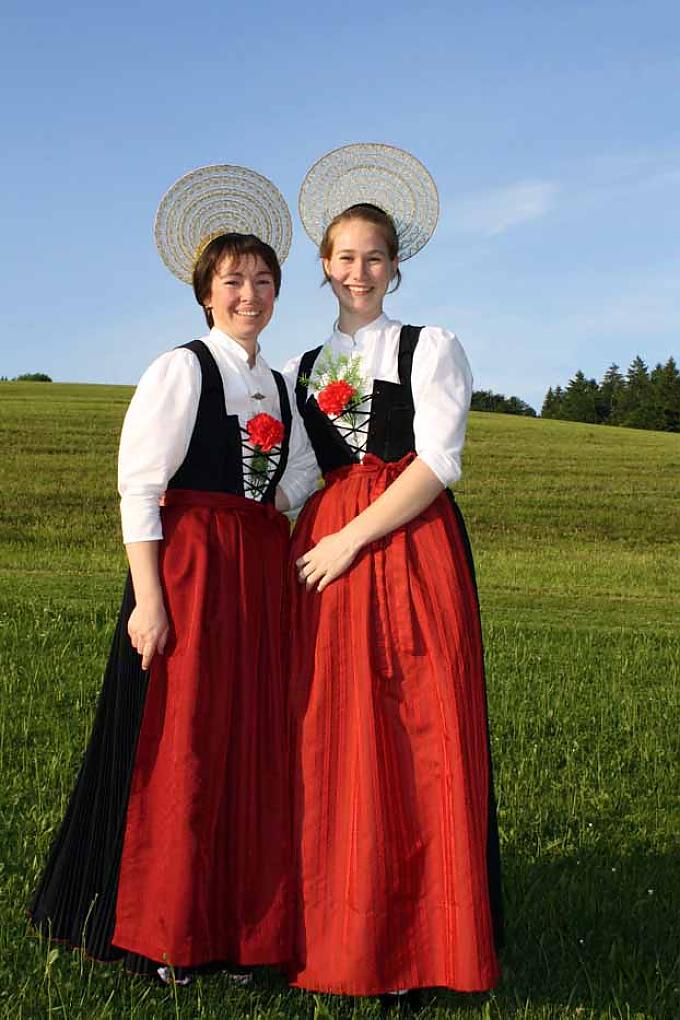 Roswitha Köhler und ihre Tochter präsentieren ihre Radhauben zur Tracht