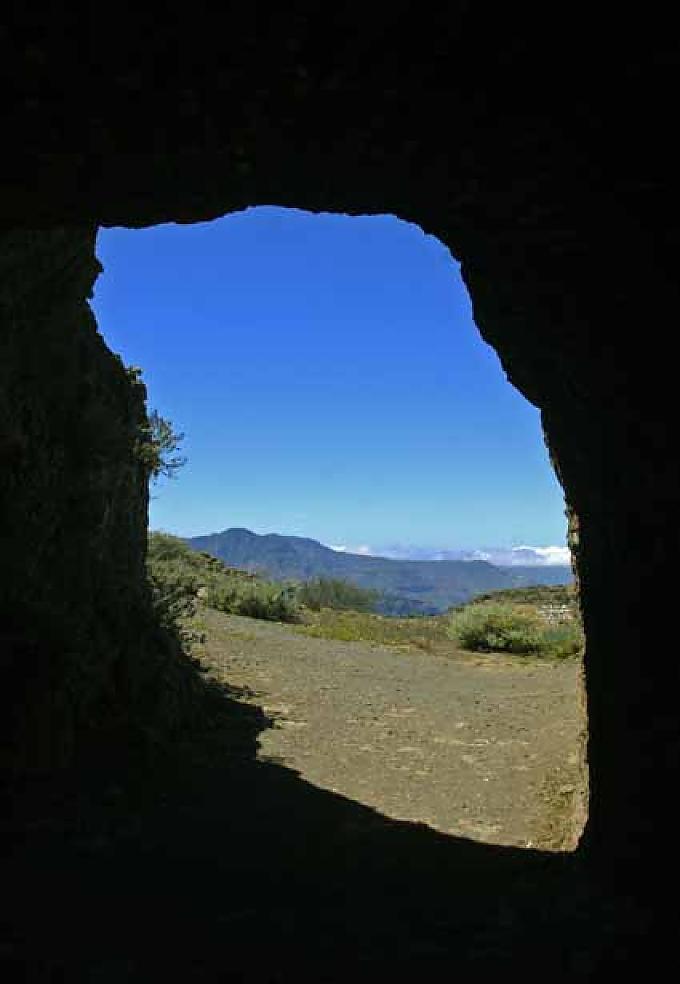Blick aus einer Höhle in Artenara auf Gran Canaria 