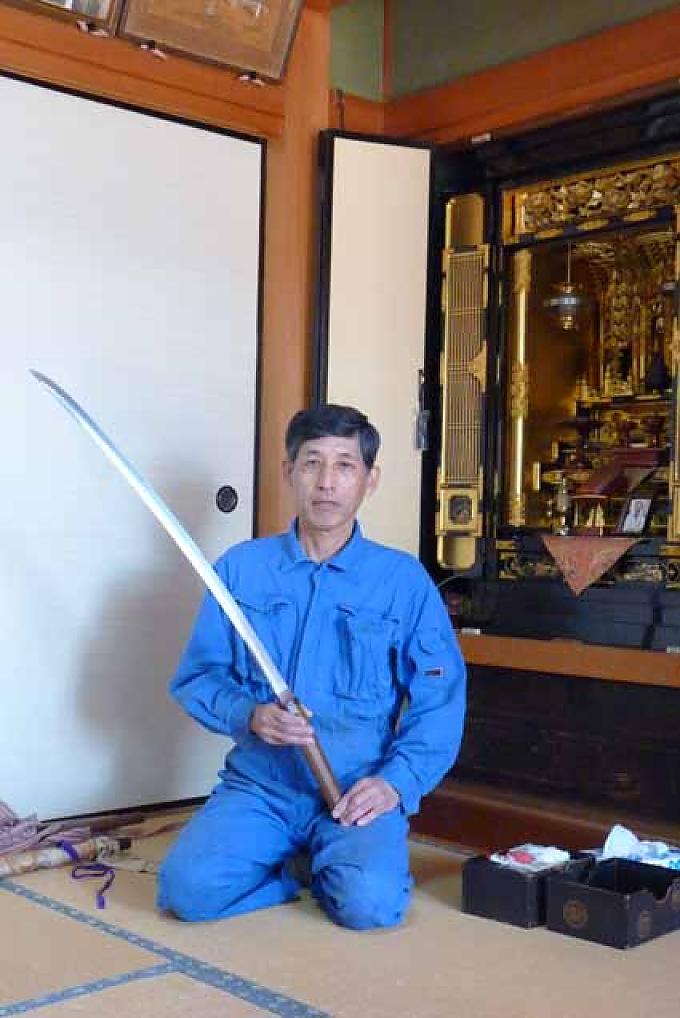 Klingenhersteller Takuzo Meritako mit antikem Samuraischwert
