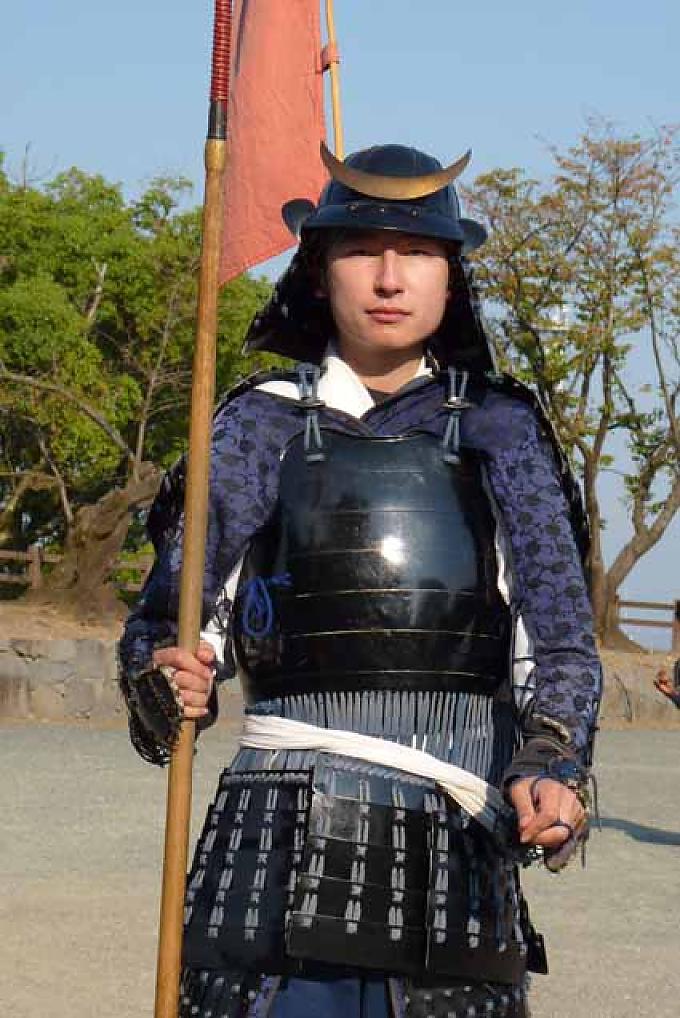 Klingenhersteller Takuzo Meritako mit antikem Samuraischwert