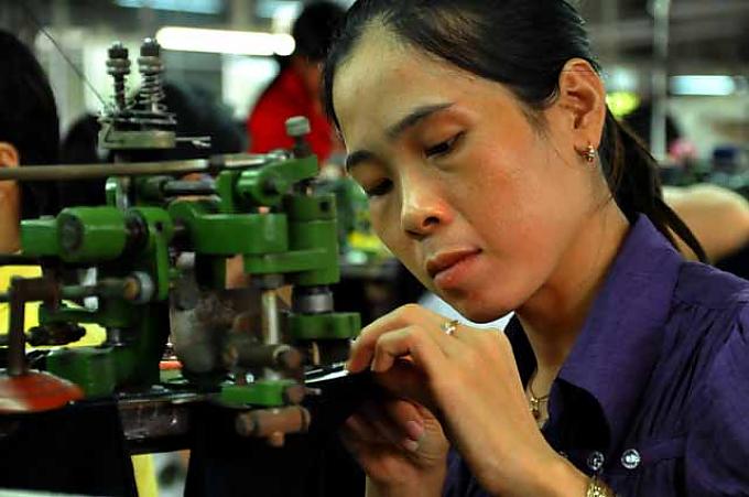 Misereor Projekt in Vietnam: Frauen flechten Körbe in einer Halle