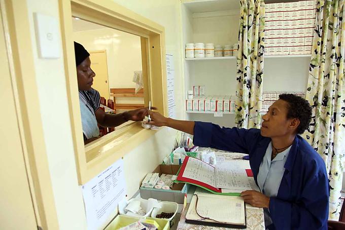 Ausgabe von Medikamenten Ein Aidstest wird vorgenommen