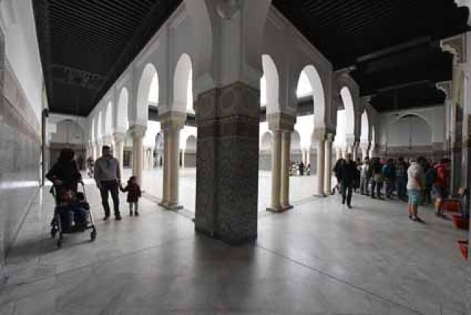 Besucher und Gläubige in der Großen Moschee 
