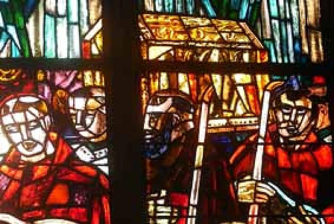 Fenster in der Abteikirche mit Darstellung einer Prozession mit der Reliquie des Heiligen Mauritius.